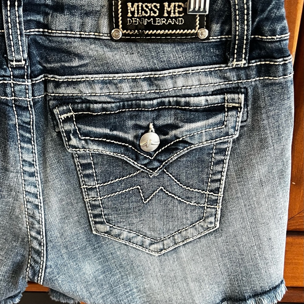 MISS ME DENIM BRAND: Distressed Signature Shorts - Picture 5 of 9